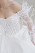 Abito da sposa AKOYA-Romantica by Sposae, dettagli di perle e piume, scollo a cuore.
