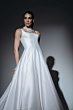 Abito da sposa bianco elegante, collezione Felicia Essential Everlasting, modello senza maniche con collana di perle.