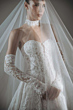 Abito da sposa in pizzo bianco con velo, collezione Mirta Essential Everlasting.
