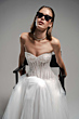 Abito da sposa LUCE con corpetto decorato, occhiali da sole neri, collezione Essential Everlasting.