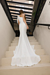 Abito da sposa bianco Buenos Aires di Sposae, elegante e moderno, scende una scala in un ambiente raffinato.