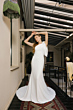 Abito da sposa bianco elegante, modello Buenos Aires di Sposae, indossato da una modella in un ambiente moderno.