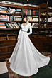 Abito da sposa bianco MINSK di ESSENTIAL BY SPOSAE in una biblioteca elegante.