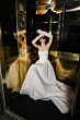 Abito da sposa bianco Cinderella di Sposae in ascensore dorato, stile elegante e moderno.