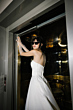 Abito da sposa Cinderella by Sposae, donna con occhiali da sole in ascensore elegante.