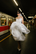 Abito da sposa CHIARA di Sposae in metropolitana, stile moderno ed elegante.