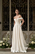 Abito da sposa elegante Flavia, collezione Romantica, con scollo a cuore e spalle scoperte, sfondo floreale.