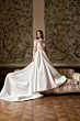 Abito da sposa elegante con dettagli in pizzo, JAYLA - THE ROMANTICA COLLECTION, sfondo floreale.