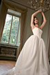 Abito da sposa CORINNA, collezione The Romantica, con corpetto senza spalline, in elegante ambiente interno.