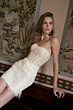 Abito AGENS Romantica Collection, bustier perle, sfondo decorato, elegante e sofisticato.