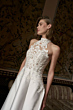 Abito da sposa Orietta The Romantica Collection, pizzo floreale su corpetto e gonna ampia, sfondo elegante.