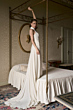 Abito da sposa MALIKA, collezione The Romantica, elegante con strascico, ambientazione vintage.