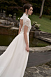 Abito da sposa in pizzo con scollatura a cuore, collezione Beatrice Romantica, sfondo giardino elegante.