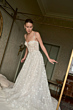 Abito da sposa Margot, collezione Romantica, con dettagli floreali e spalline sottili in una stanza elegante.