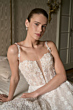 Abito da sposa Margot, collezione Romantica, con dettagli floreali e spalline sottili.