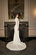 Abito da sposa GEMMA, collezione Romantica, in pizzo bianco con maniche lunghe, ambientazione elegante.