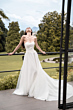Abito da sposa DARIA, collezione Romantica, in giardino elegante, stile senza spalline e gonna lunga.