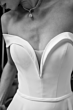 Abito da sposa elegante con scollo a cuore, collezione Flavia, dettaglio gioiello al collo.