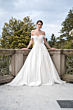 Abito da sposa elegante DIVA, collezione The Romantica, su terrazza con sfondo alberato.