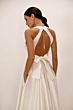 Abito da sposa Thalia di Mark Loren con schiena scoperta e fiocco, dettaglio elegante e raffinato.