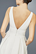 Abito da sposa Amsale Lw152, vista posteriore, scollo a V profondo, dettaglio bottoni.