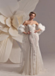 Abito da sposa SHEYNISS di EVA LENDEL con dettagli floreali e maniche in tulle, sfondo floreale elegante.