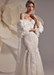 Abito da sposa SHEYNISS EVA LENDEL con dettagli floreali e maniche voluminose, sfondo floreale.