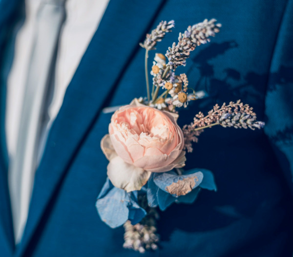 Si può indossare un vestito da sposo blu? Consigli e prezzi