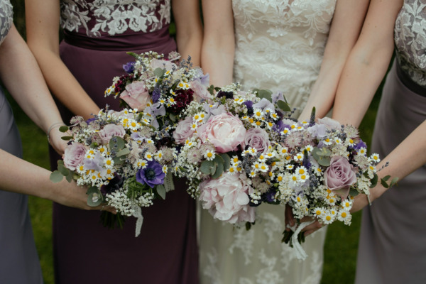Si può indossare il viola a un matrimonio?