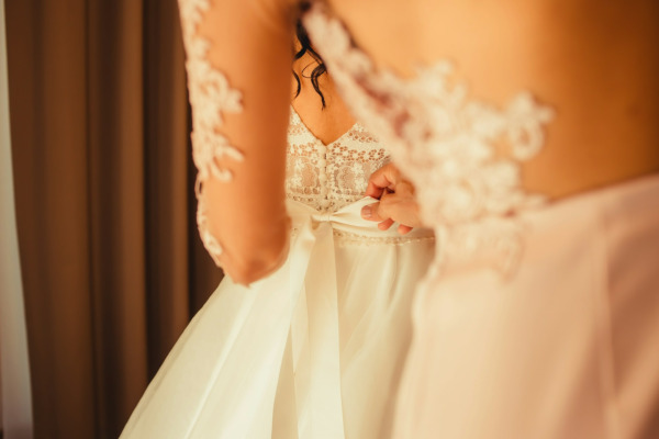 Cosa fare se l’abito da sposa non veste bene prima delle nozze