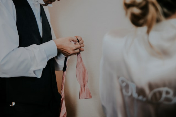 Lo sposo deve indossare il papillon o la cravatta?
