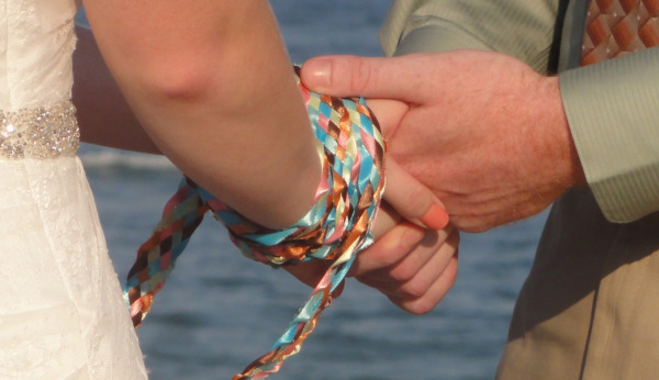 Handfasting: come si fa il rituale delle mani legate