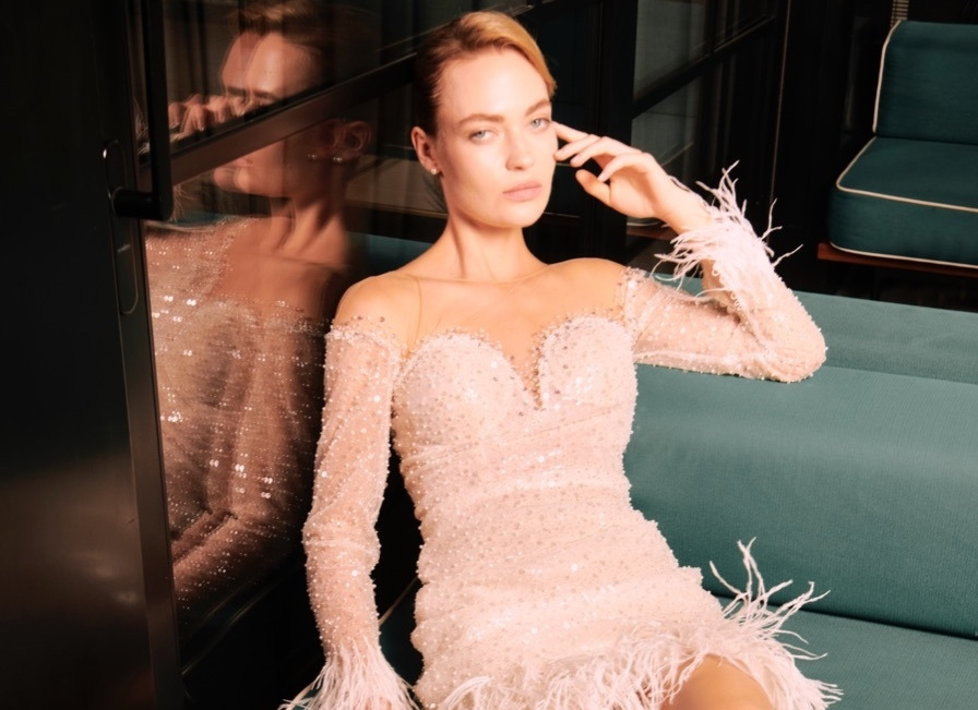 Abiti da sposa con le piume: lo stile del momento