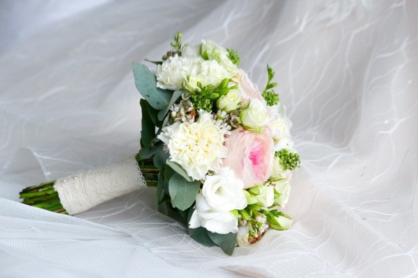 Come abbinare il bouquet all'abito da sposa