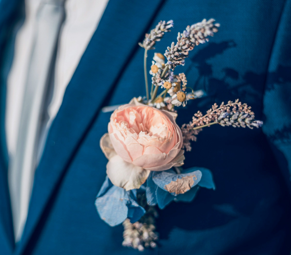 Si può indossare un vestito da sposo blu? Consigli e prezzi