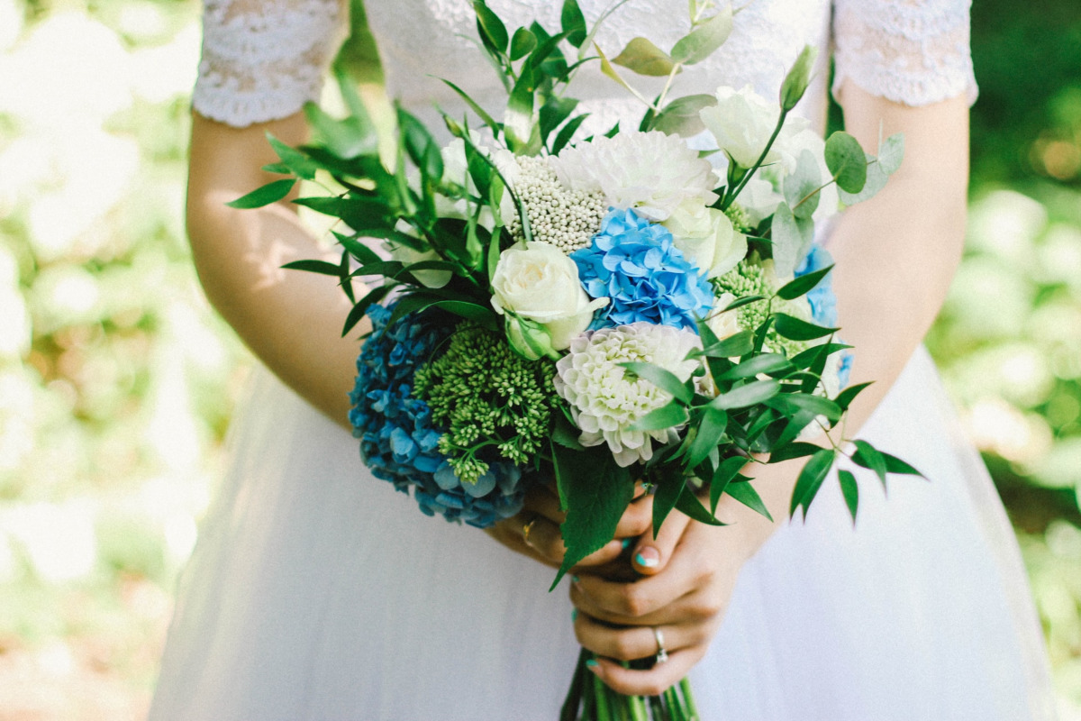 Come aggiungere qualcosa di blu all’abito da sposa