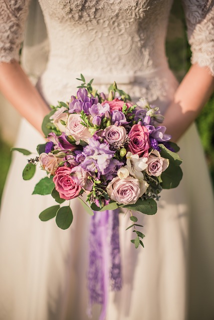 Bouquet da sposa a cascata in colori autunnali con veri fiori stabilizzati  e vegetazione, rose gialle rosse verdi girasoli lunghi amaranto, realistico  -  Italia